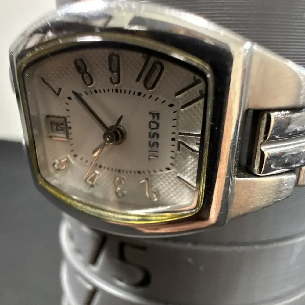 Fossil ES-2072 Women’s Wristwatch New Battery! Runs excellent!